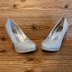 Delicacy Size 6 Silver Glitter 4" Stiletto Heels